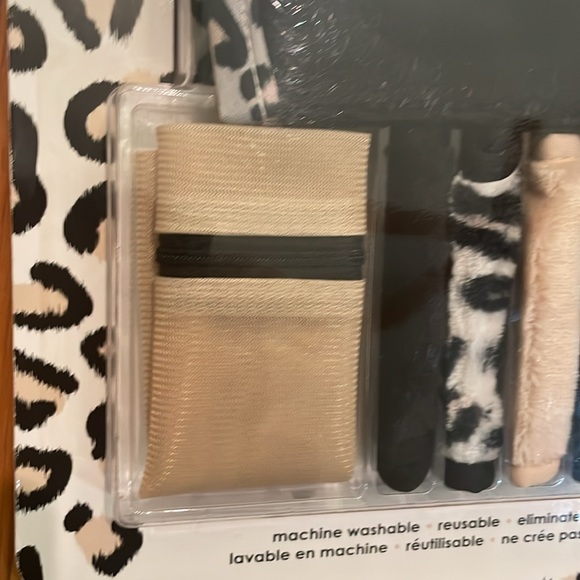 The Original Makeup Eraser Cloths & Laundry Bag - Picture 4 of 10